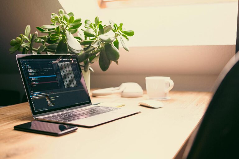 Consejos prácticos para organizar tu espacio de trabajo en casa y mejorar la productividad